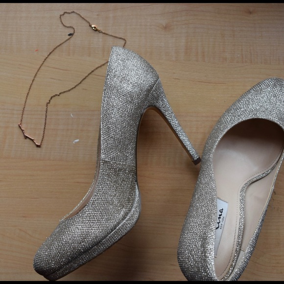 Gold 4” Pumps - Picture 1 of 6